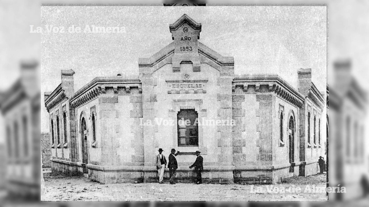 Edificio de las escuelas públicas de Los Molinos, construido en el año 1893 con el dinero aportado por la prensa de Madrid.