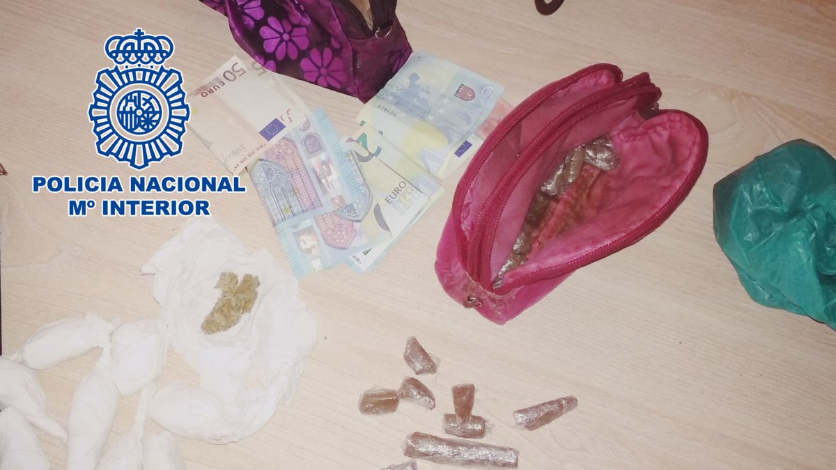 Entre las pertenencias de la mujer, cocaína, hachís y 320 euros en billetes fraccionados.