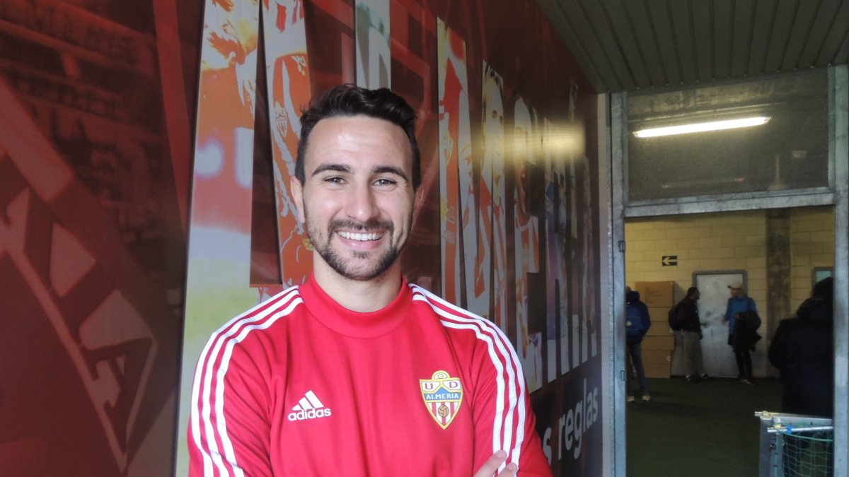 Juan Muñoz en el Estadio de los Juegos Mediterráneos con LA VOZ.