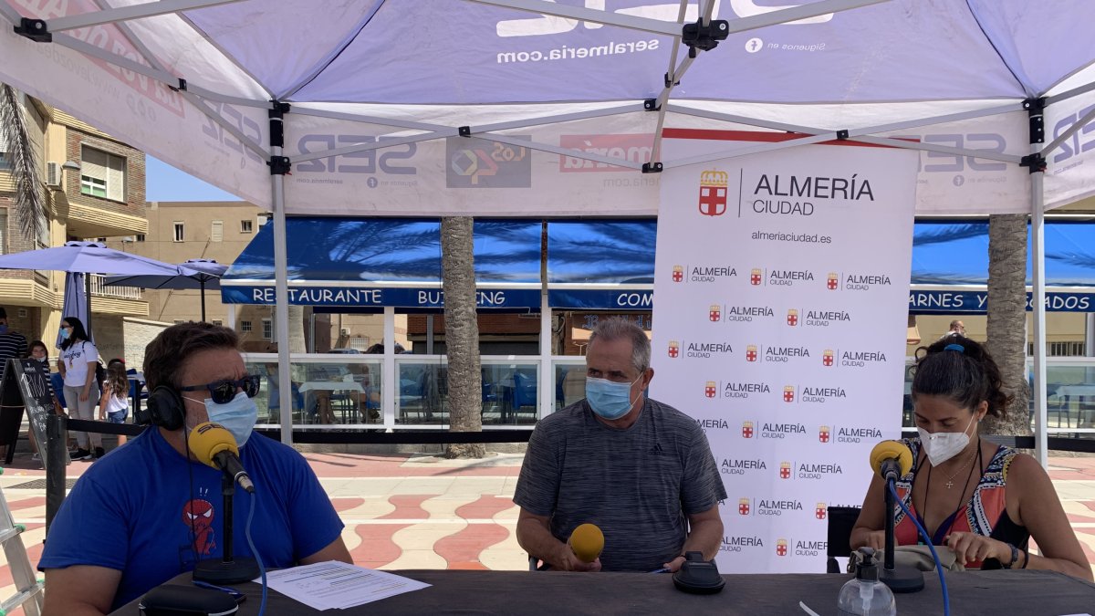 Judit Murillo y José Murillo han querido manifestar su malestar por la imposibilidad de practicar voley playa en las playas del Zapillo.
