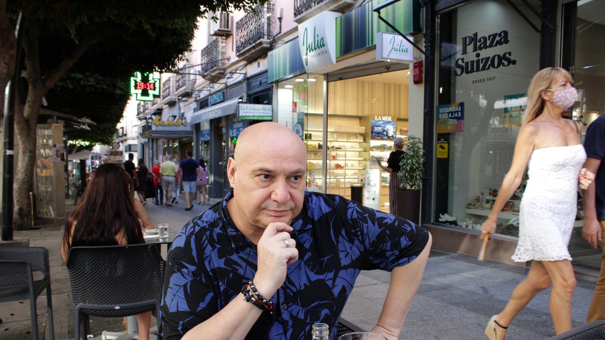 Luis, Montana, durante su entrevista en el Paseo de Almería.