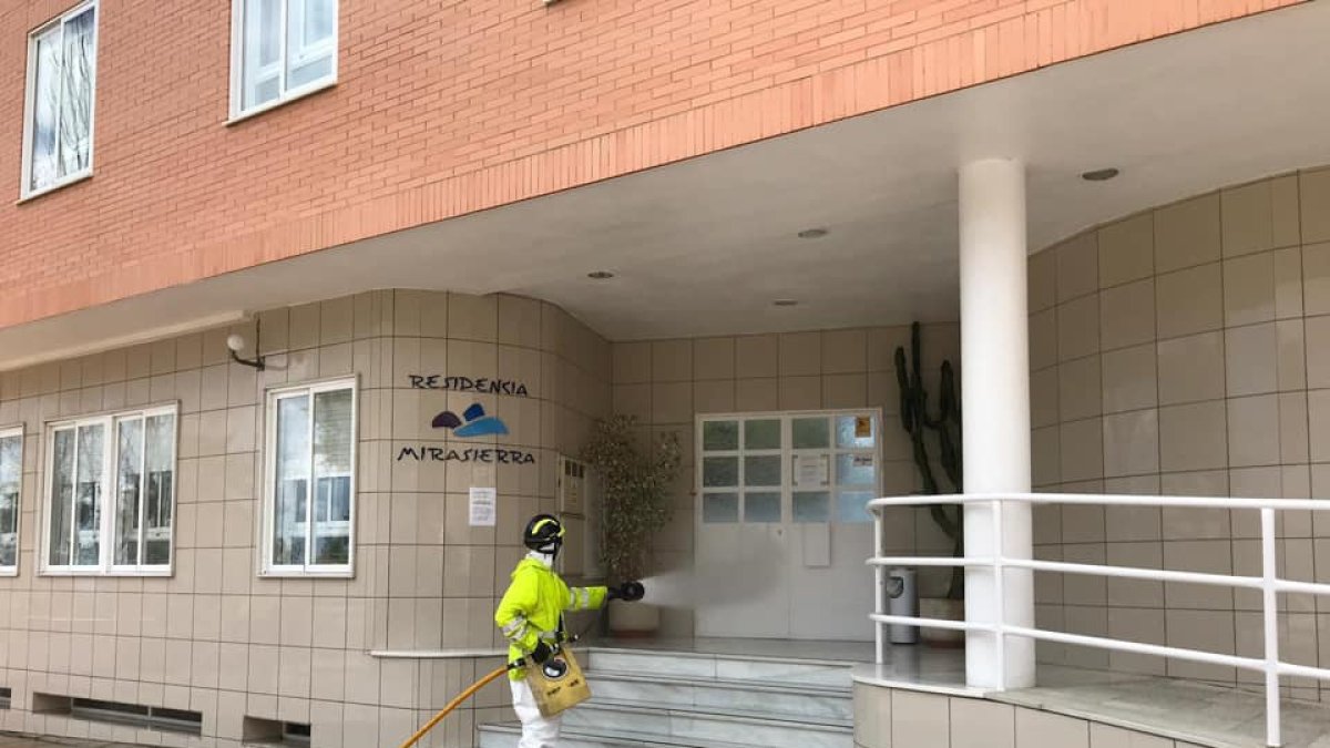Los bomberos del Poniente desinfectaron la residencia de mayores de Alhama.