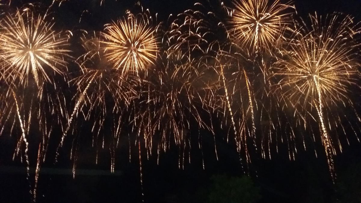 Imagen de archivo de pirotecnia usada en fiestas tradicionales.
