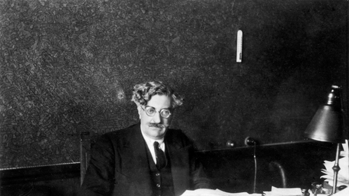 Antonio Flores de Lemus (1876-1941) en su despacho de asesor del Ministerio de Hacienda, en una imagen de 1920.