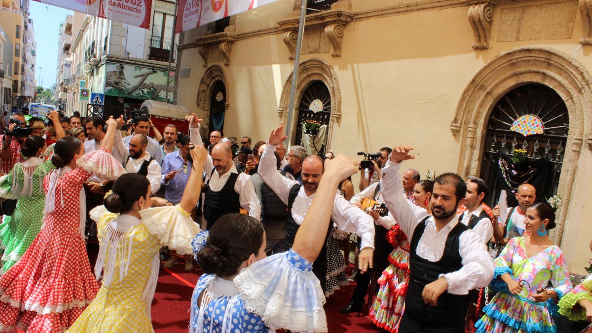 Grupo Municipal de Folclore de la Virgen del Mar en la inauguración de la Feria del Mediodía.