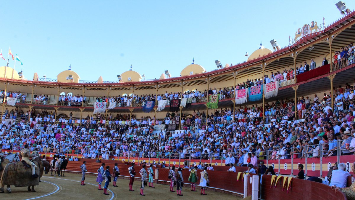 Tras el paseillo los matadores de toros reciben una ovación del respetable.