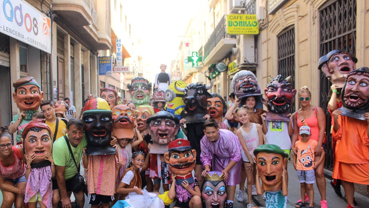 Los Gigantes y Cabezudos posando para La Voz.