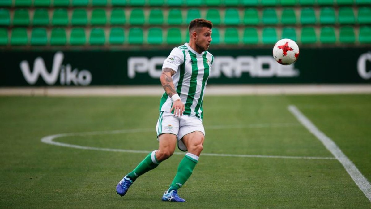 El delantero catalán con la camiseta del Real Betis.