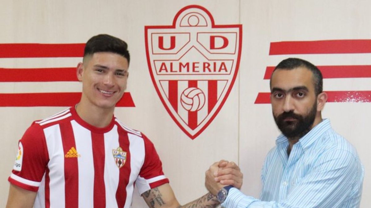 Darwin Núñez con Mohamed El Assy.