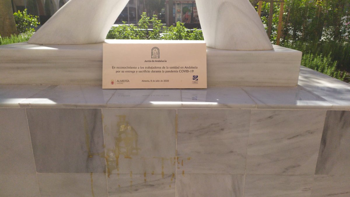 La placa del aplauso sanitario, arrancada.