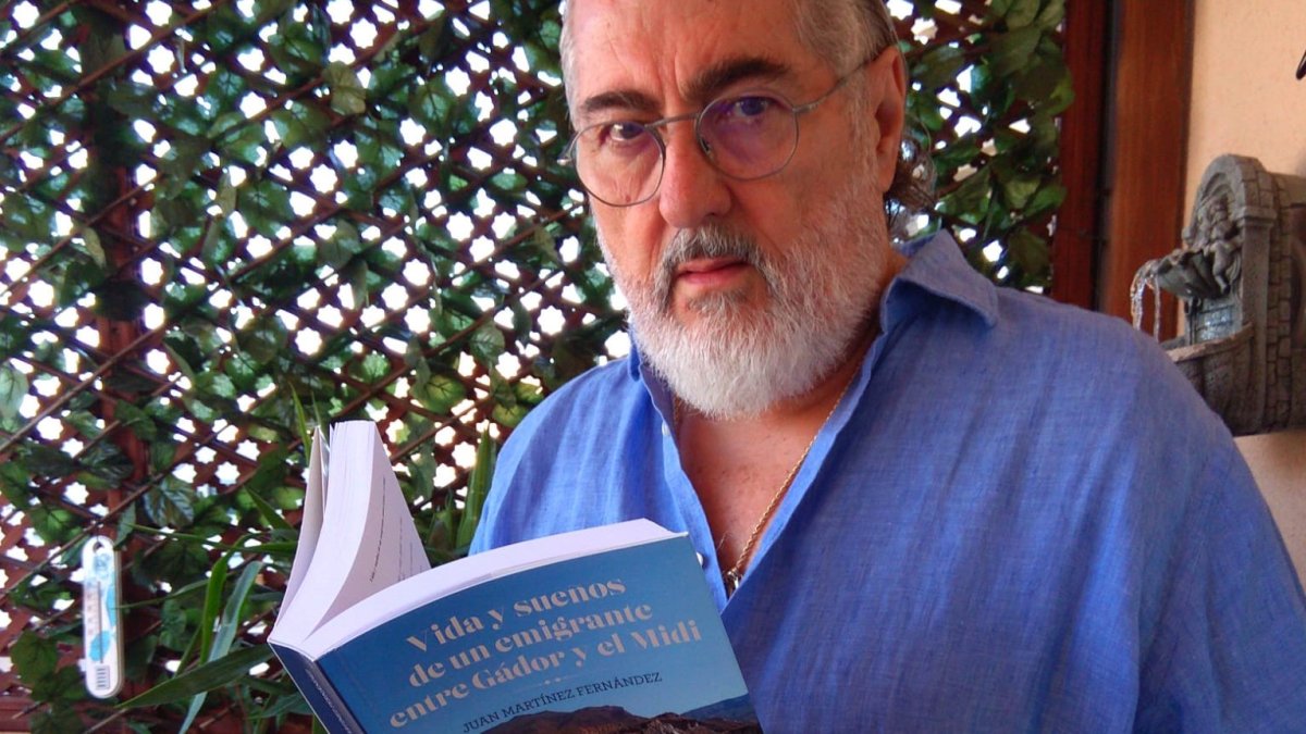 Juan Martínez Fernández, en Almería con su última novela.