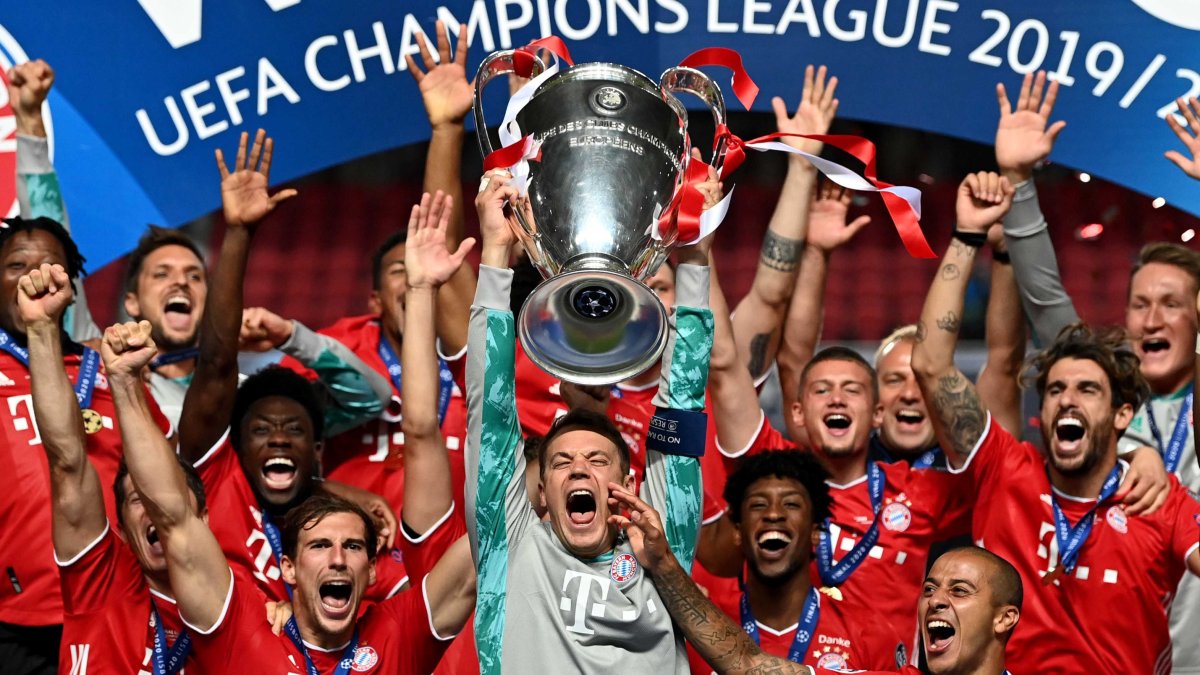 Los jugadores alemanes levanta la Copa.