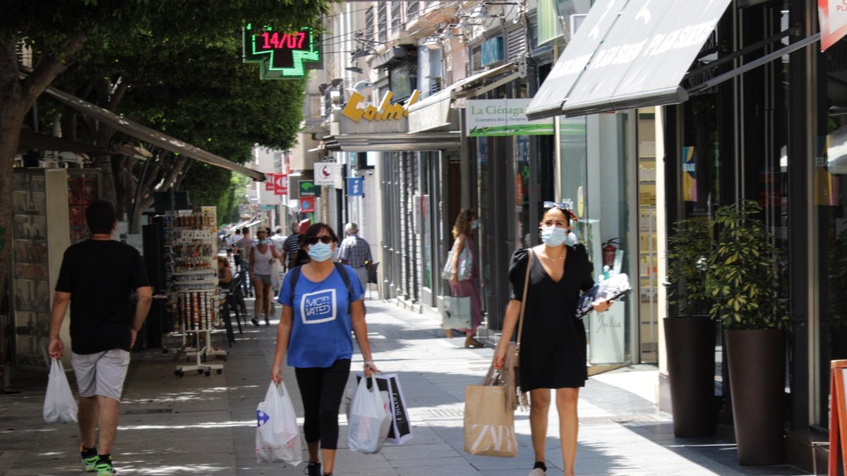 Imagen de archivo de almerienses con mascarilla.