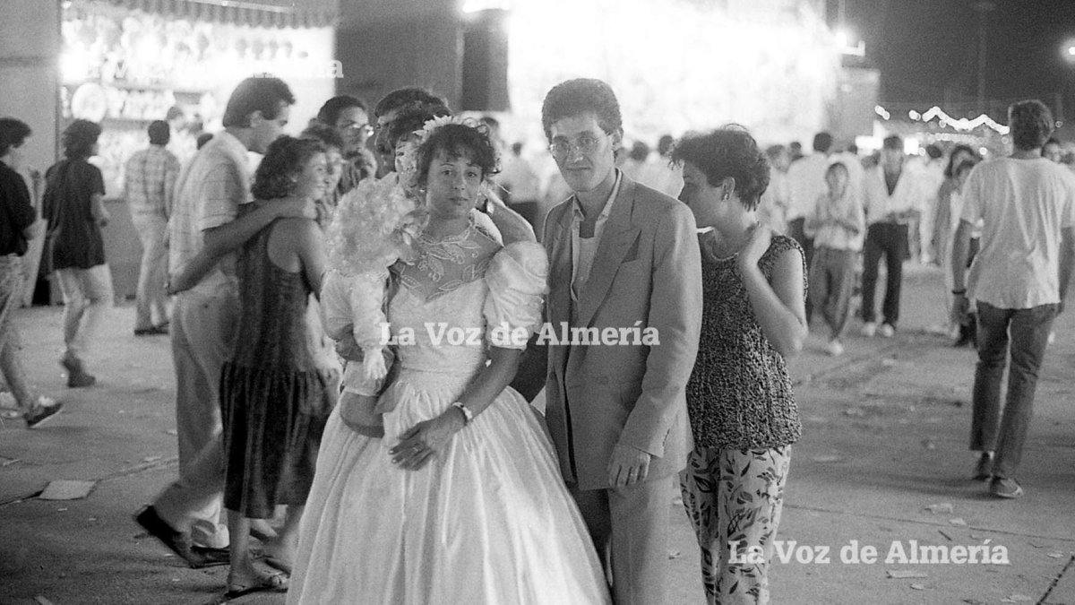 Una pareja de recién casados paseando por la feria cuando estaba en la explanada del puerto. Año 1987.