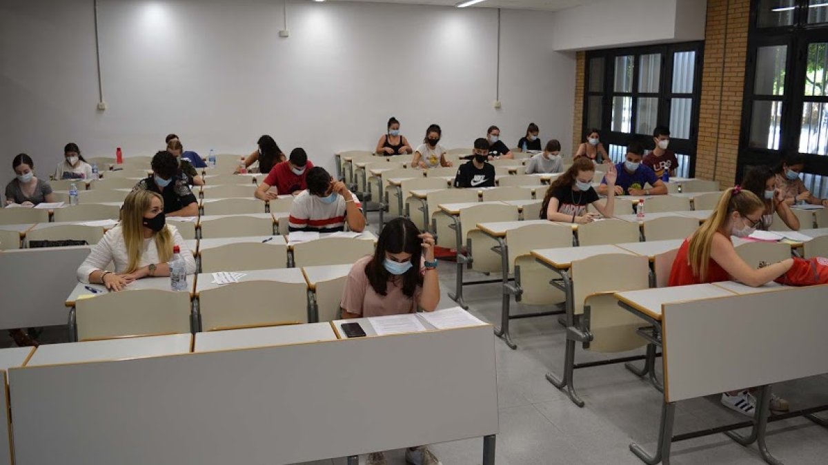 Alumnos de la UAL en clase con mascarilla.