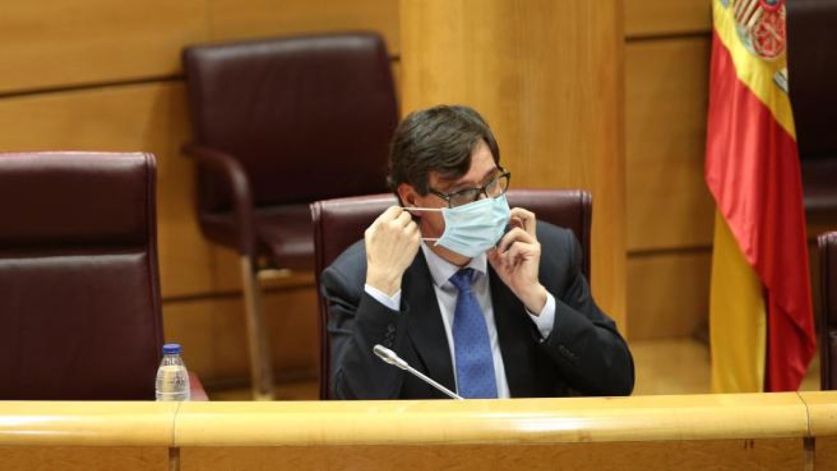 Salvador Illa, con mascarilla, en una imagen de archivo sentado en su silla.