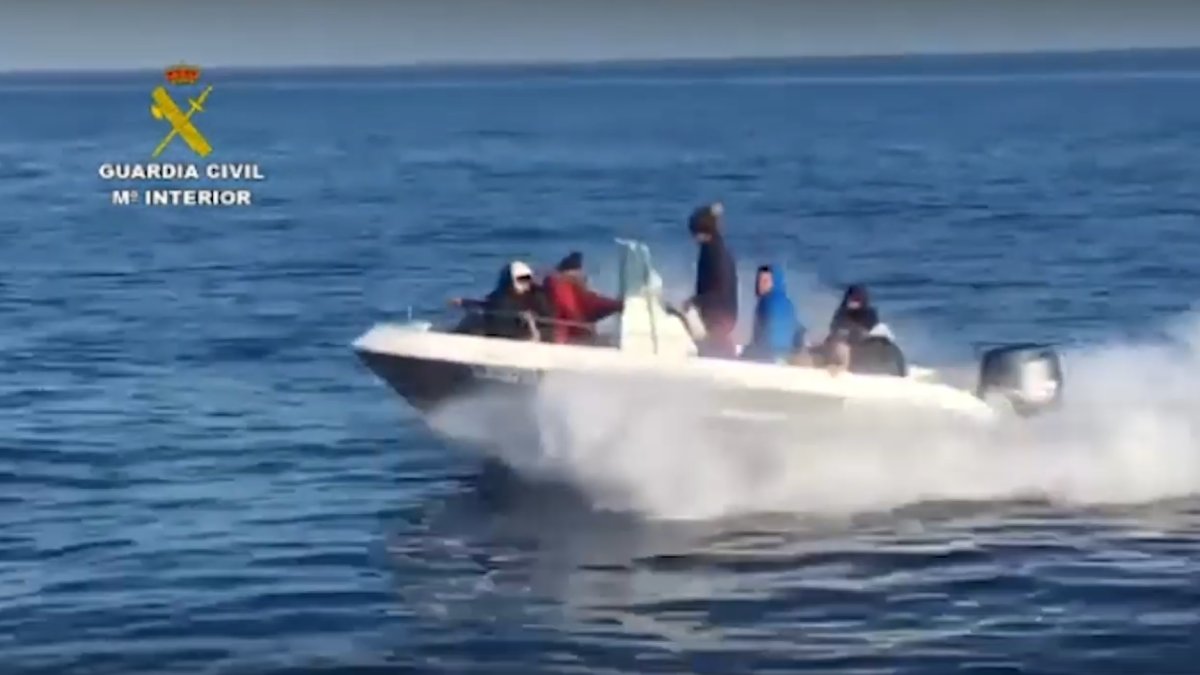 Vídeo de una patera a su llegada a Almería