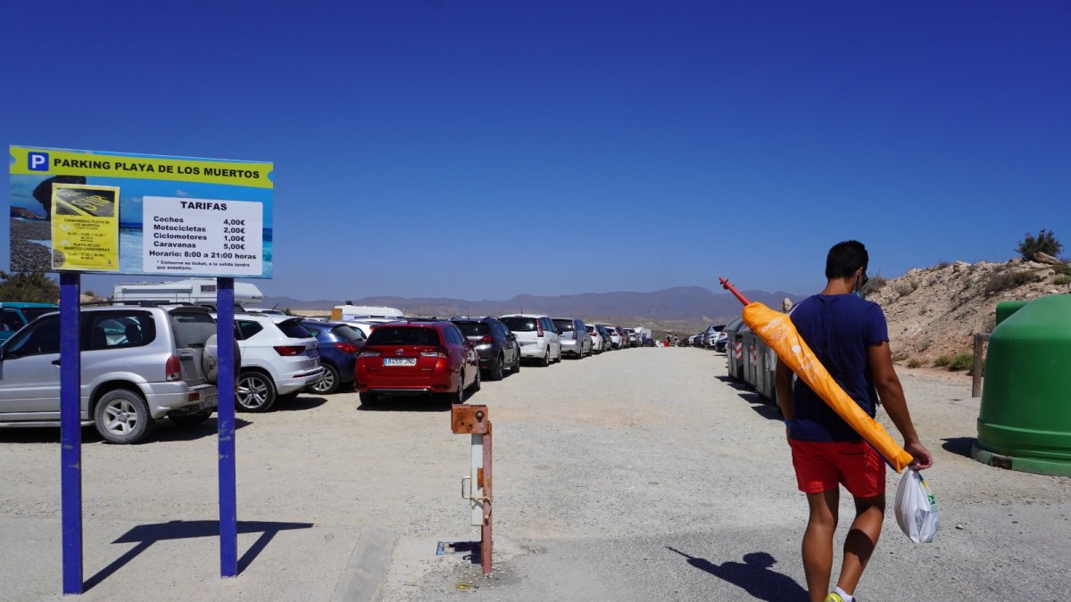 El parking situado junto al acceso a la playa se ha quedado pequeño.