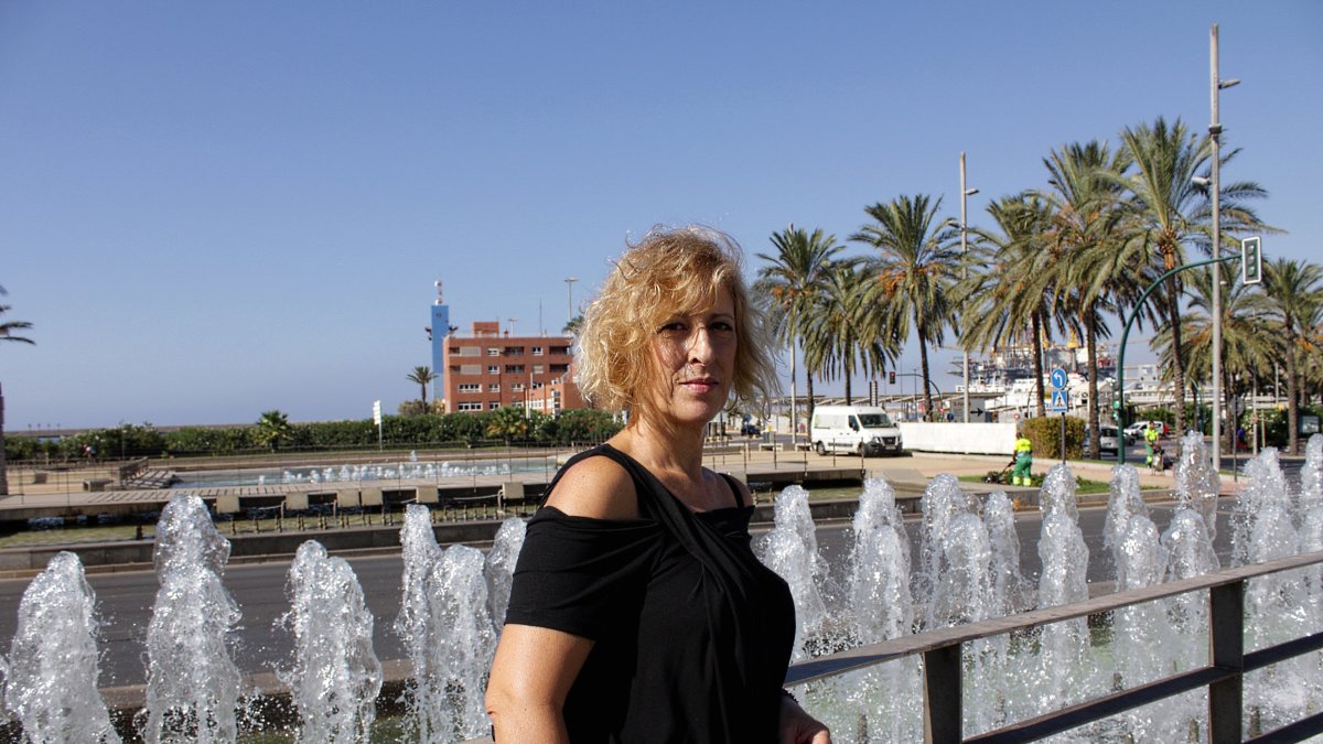 La prestigiosa diseñadora Rosalía Zahíno ante la fuente de los 103 pueblos.