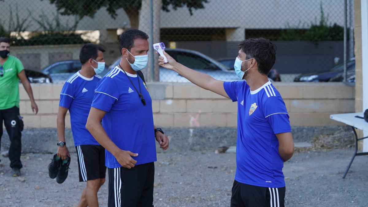 Nandinho pasando el control de temperatura.