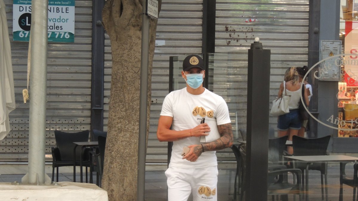 Darwin Núñez, en el Paseo, rumbo al laboratorio Synlab.