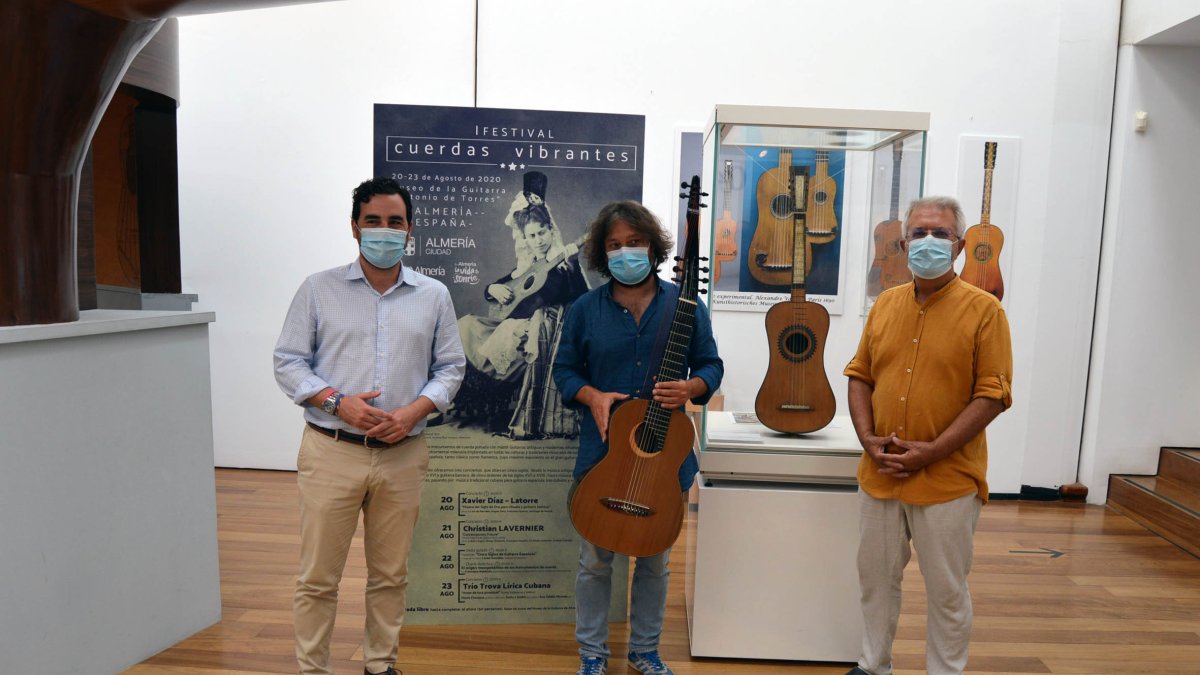 Carlos Sánchez, Christian Lavernier y Carlos González junto a la guitarra.