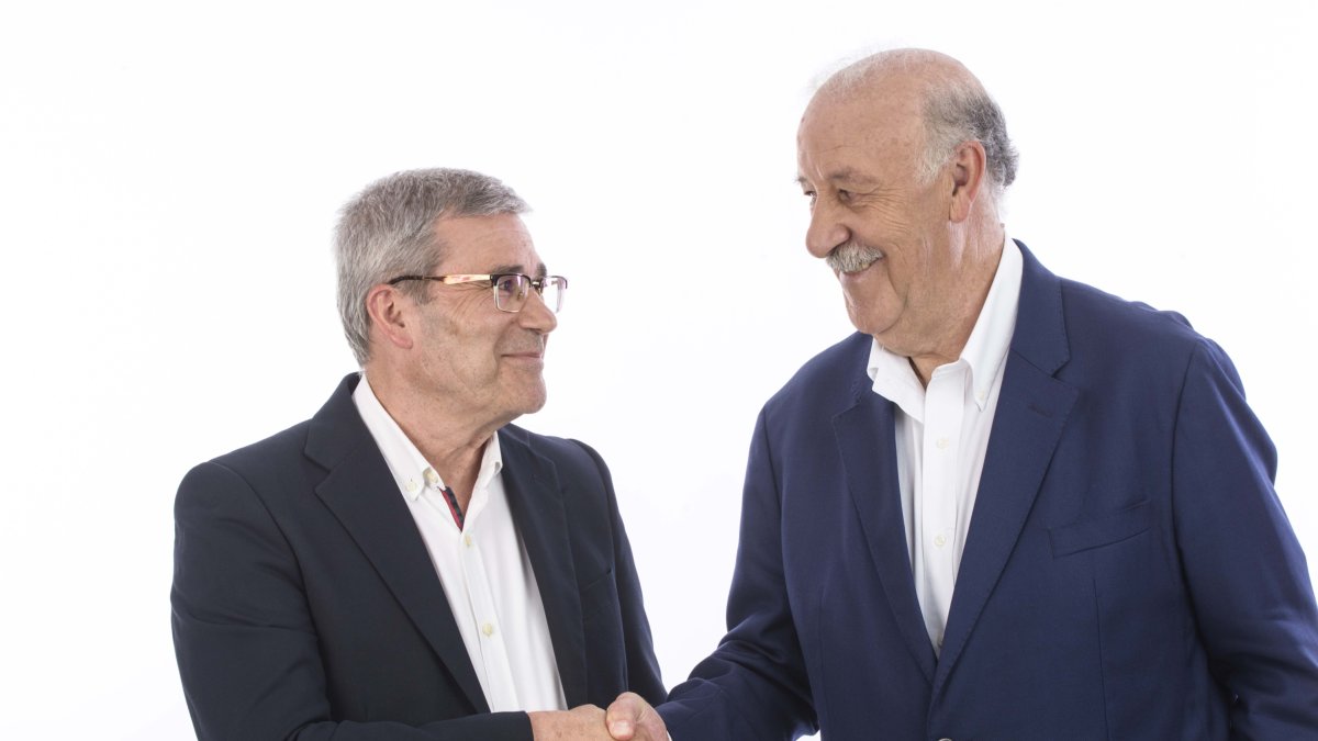 Vicente del Bosque tras la firma del acuerdo con Pedro Caparrós