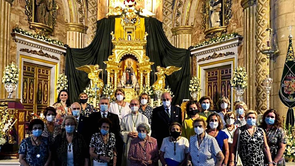 Las damas camareras de la Virgen del Mar ante la Patrona.