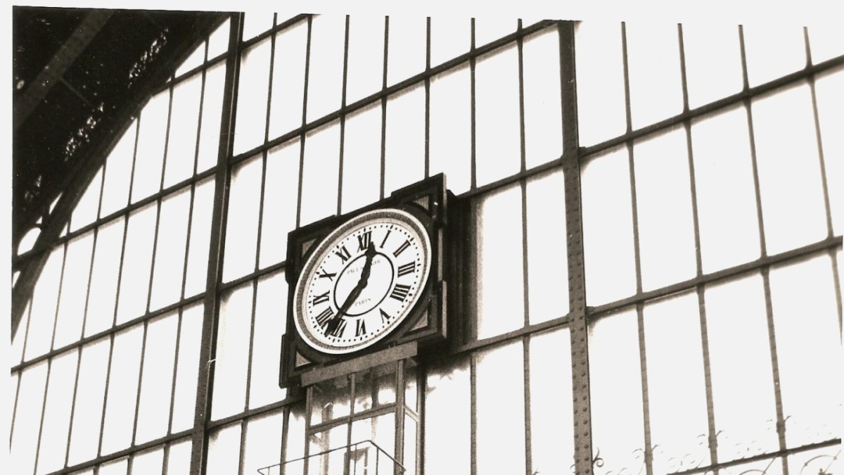 En el vestí bulo resplandecía un reloj Garnier y frescos de Luis Cañadas.