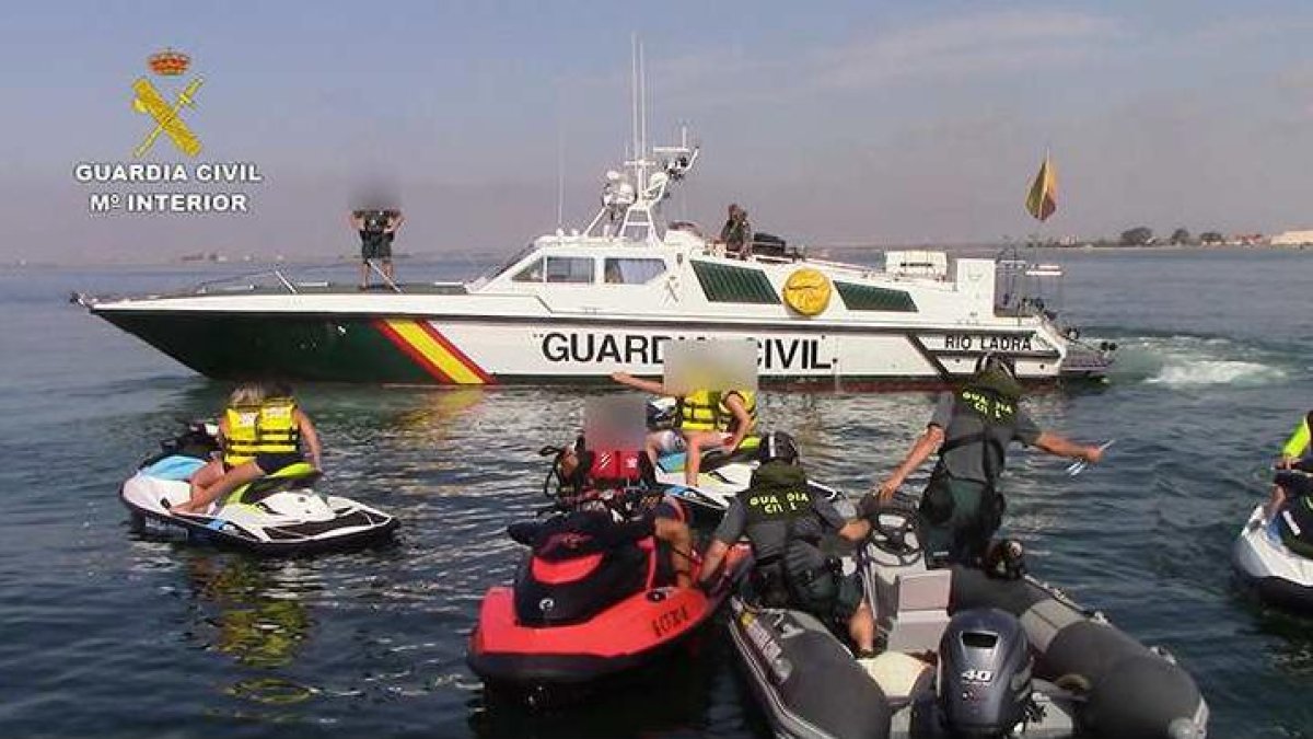 La Guardia Civil formula 48 denuncias en el mar.