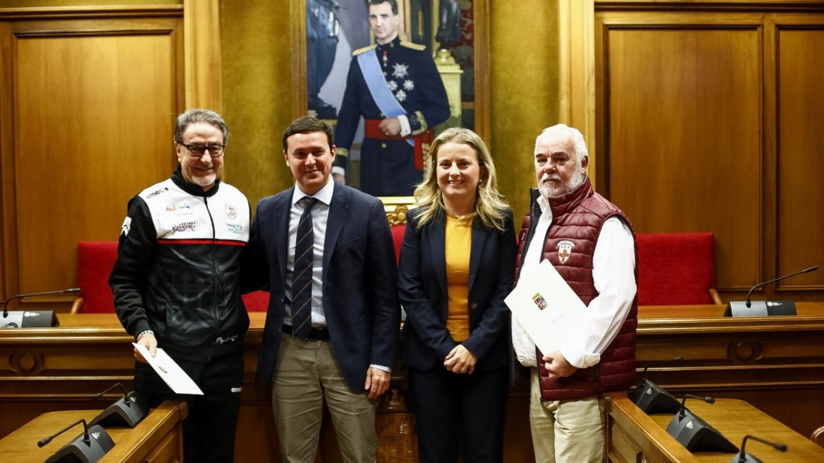 El presidente de la Diputación en la entrega de ayudas a los clubes.