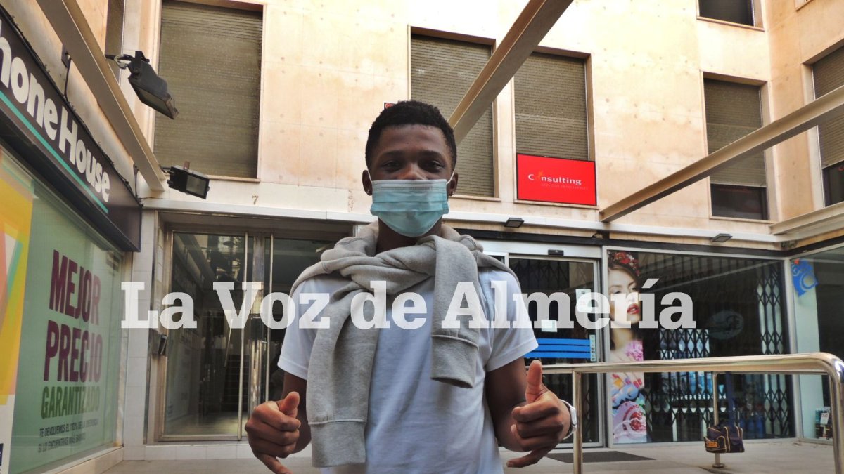 Largie Ramazani con LA VOZ y Cadena SER en el Paseo de Almería.