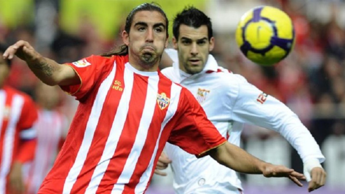 Chico con Negredo de rival en un Sevilla-Almería.