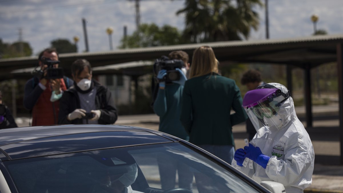Toma de muestras para PCE en un autoCovid.