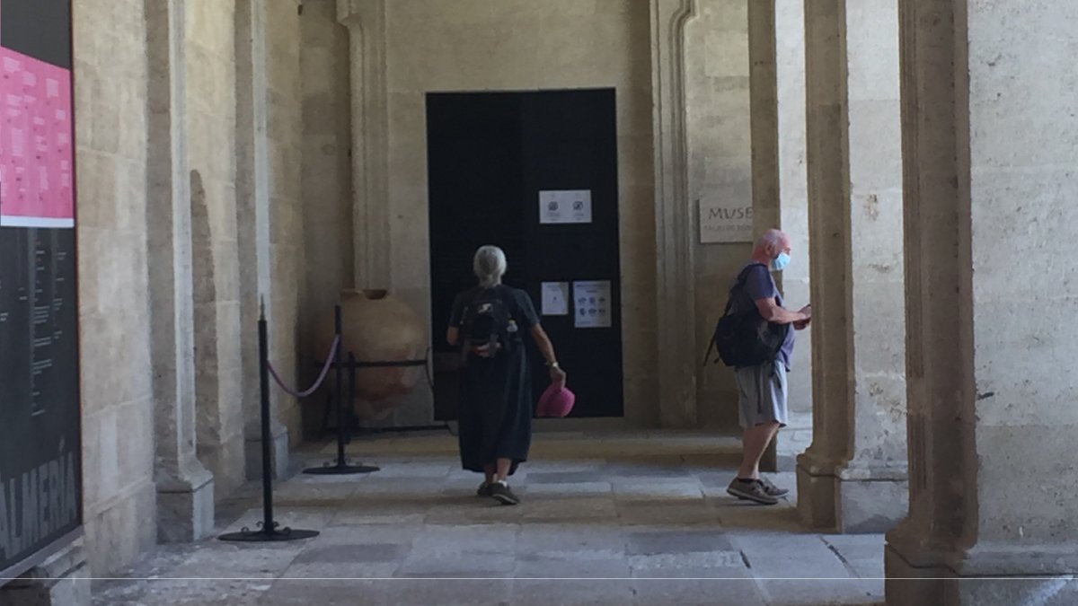 Turistas pasean por el claustro de la Catedral.