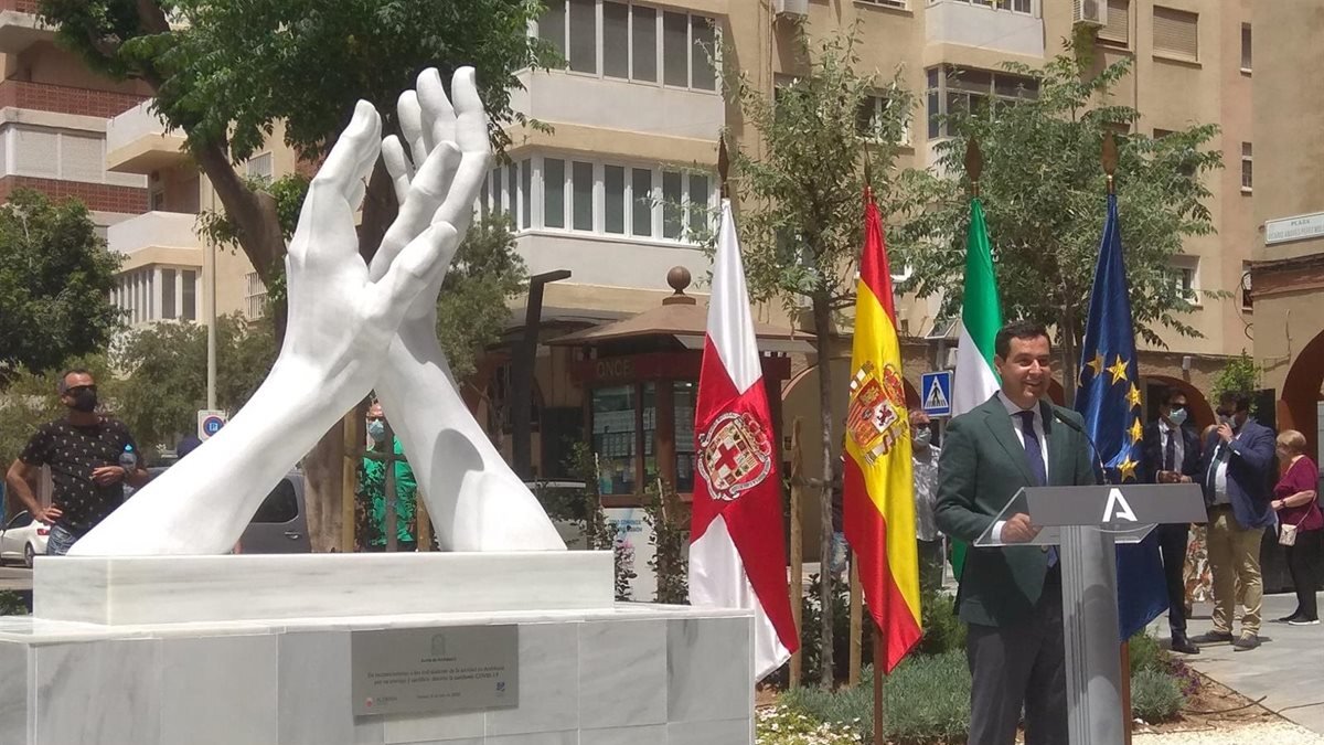 El presidente de la Junta, Juanma Moreno, inaugura la primera escultura \'Aplauso infinito\', en Almería.