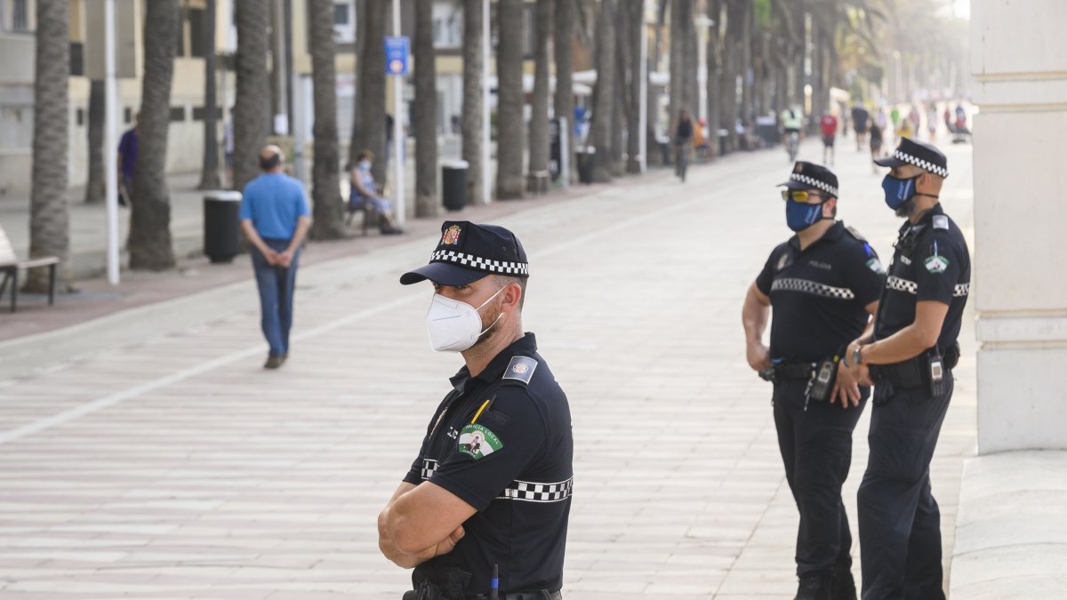 Dispositivo polician contra la covid.