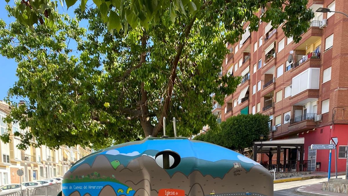 Uno de los 10 contenedores personalizados recibidos en el municipio.