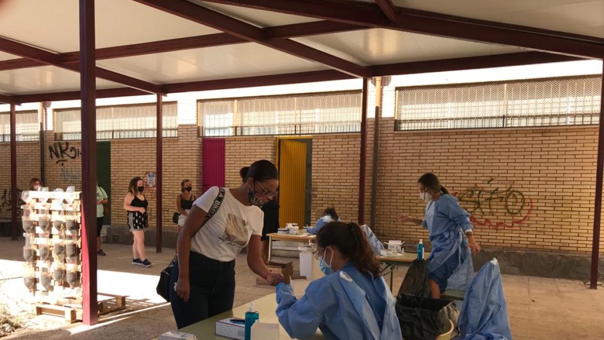 Profesionales educativos se someten a los test serológicos.