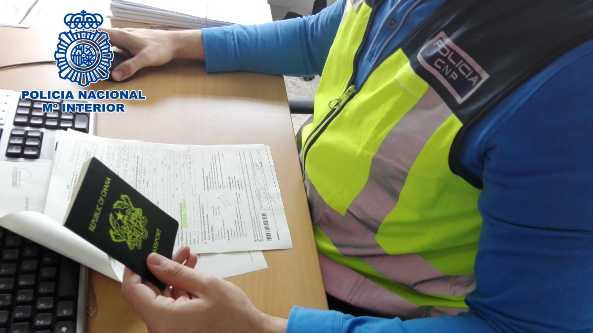 La Policía Nacional desmantela una trama que obtenía autorizaciones de residencia de manera fraudulenta.