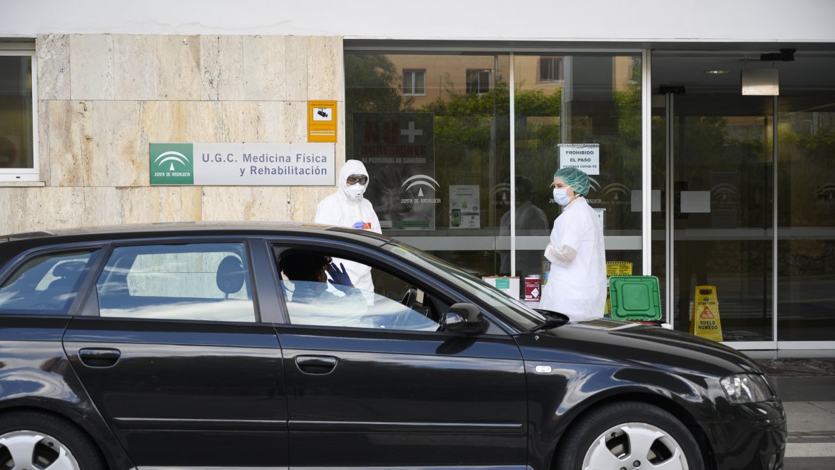 Almería mantiene casi 3.500 pacientes con covid que no han superado la enfermedad.
