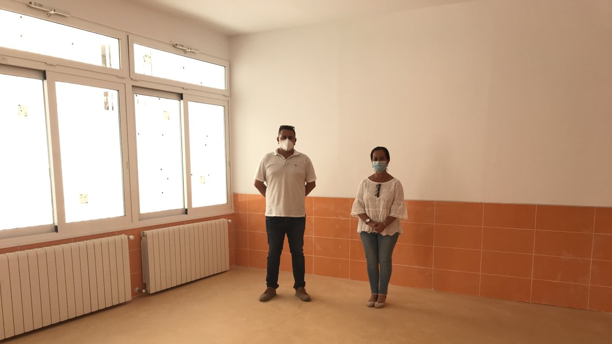 Los ediles de Urbanismo y Educación, Antonio Márquez y Ana Mª Castro, durante su visita al centro.