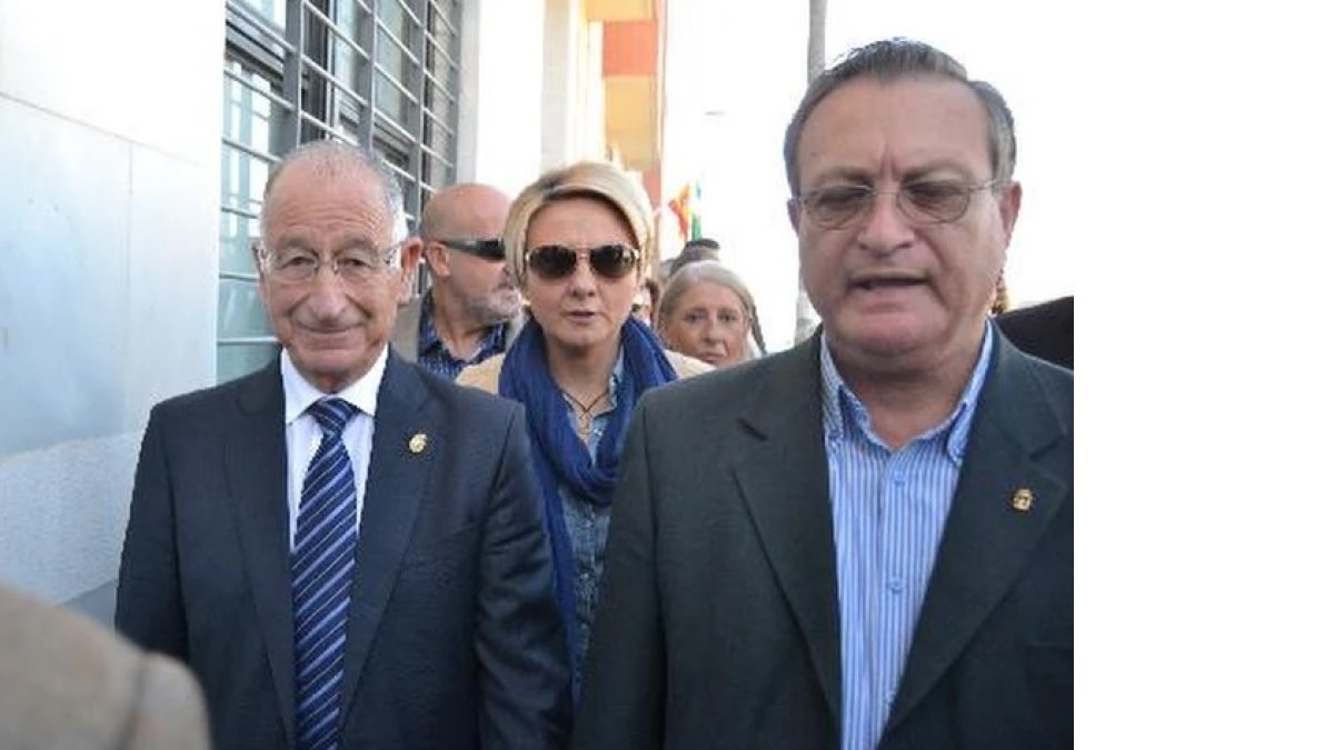 Gabriel Amat,izquierda, en 2014, acompañado de varios concejales, tras declarar en el juzgado por el caso La Fabriquilla