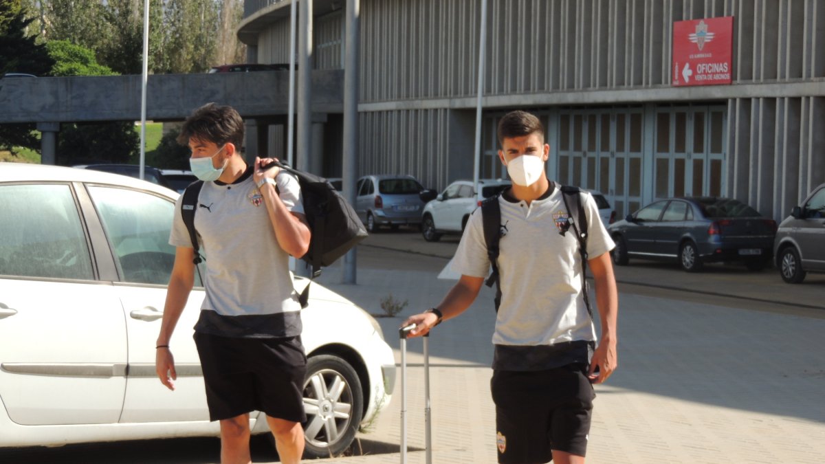 Javi Robles (derecha) con el portero Lluís.