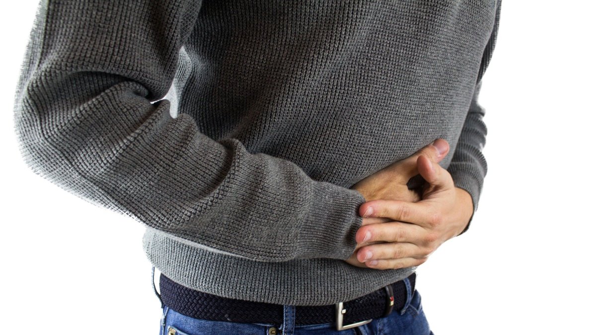 Un hombre con dolor de estómago.
