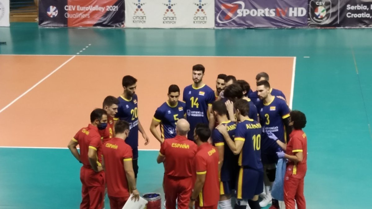 El seleccionador lo intentó todo para levantar a su equipo.