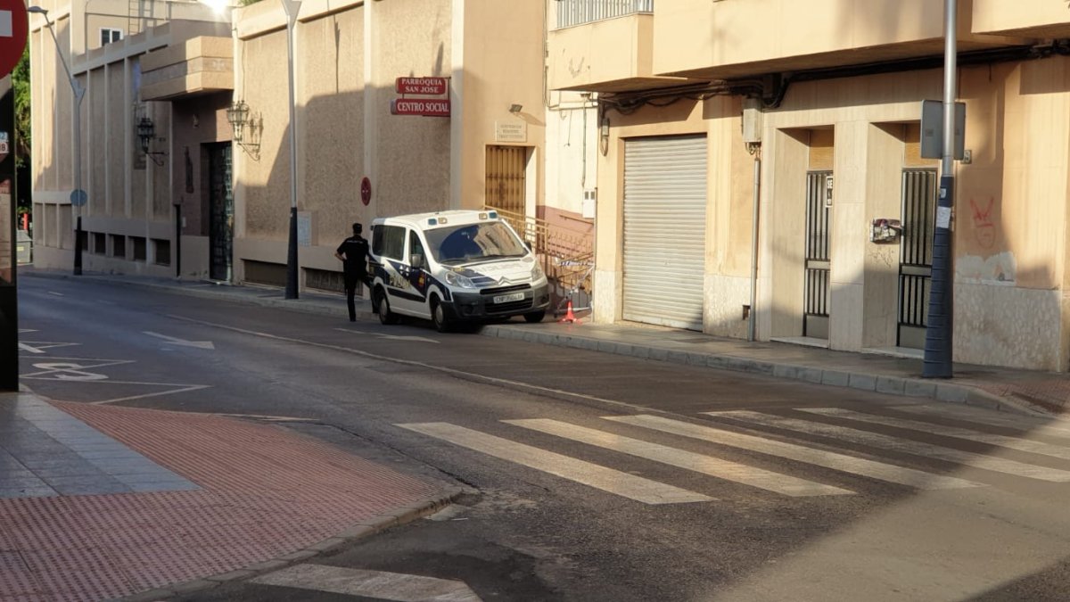 La Policía Nacional custodia el cuerpo del fallecido
