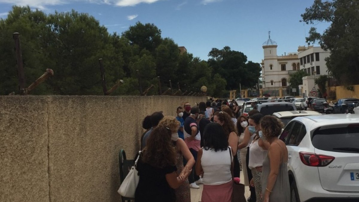 Profesionales de la educación esperan para hacerse la prueba del coronavirus a las puertas del IES Al-Ándalus.