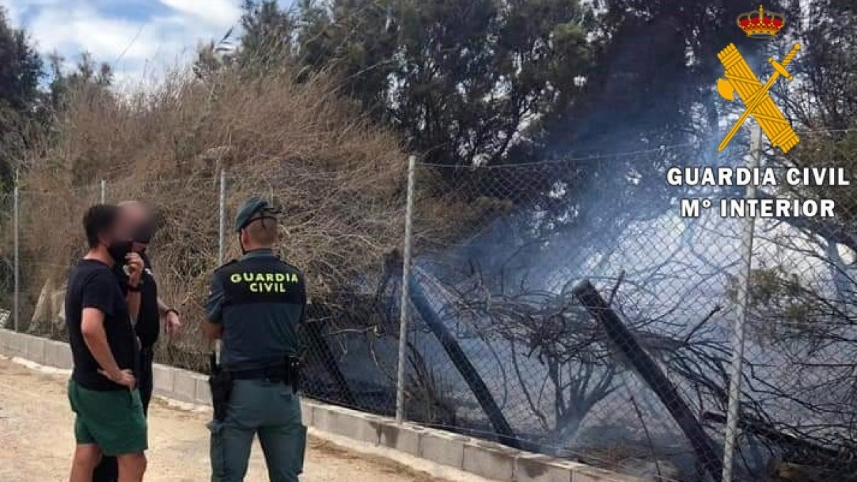La Guardia Civil intervino el cultivo de marihuana durante la extinción de un incendio en un invernadero.
