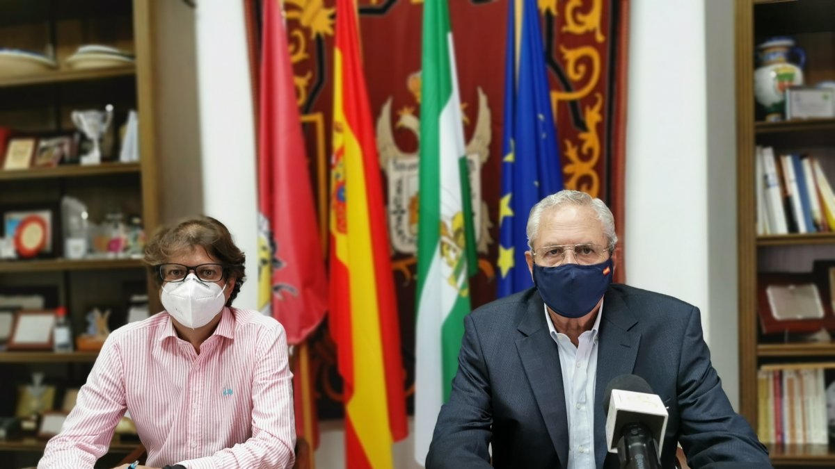 El alcalde, Jose Carmelo Jorge Blanco, junto al concejal de Hacienda, Alfonso Pérez.